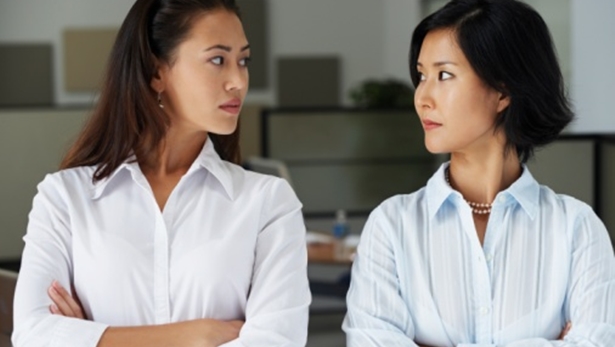 Thân phận làm con mà xung đột với cha mẹ và bề trên chính là việc vô cùng tổn phước. (Ảnh: eva.vn)